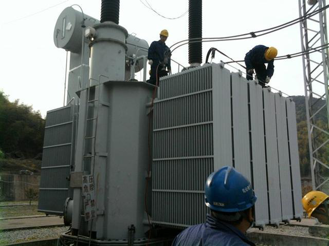 作業(yè)人員安全保護(hù)繩系在安全水平保護(hù)繩上，確保在變壓器本體上移動始終不會失去保護(hù)。