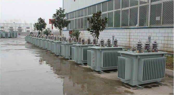 油浸式變壓器的保養(yǎng)如何去做？預(yù)防滲漏油：油浸式變壓器在油箱內(nèi)充滿變壓器油，裝配中依靠緊固件對耐油橡膠元件加壓而密封。